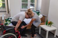 Schritt für Schritt - so kann die pflegebedürftige Person vom Bett auf dem Rollstuhl gelangen